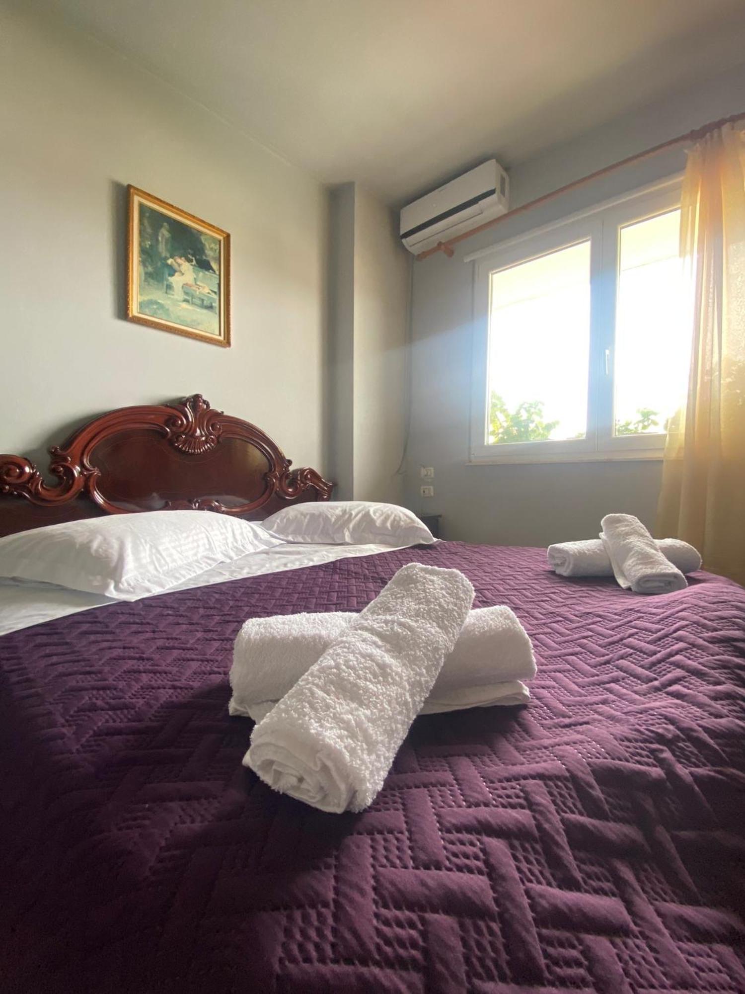 Stay The Night Shkodra Apartment City Centre Exteriör bild